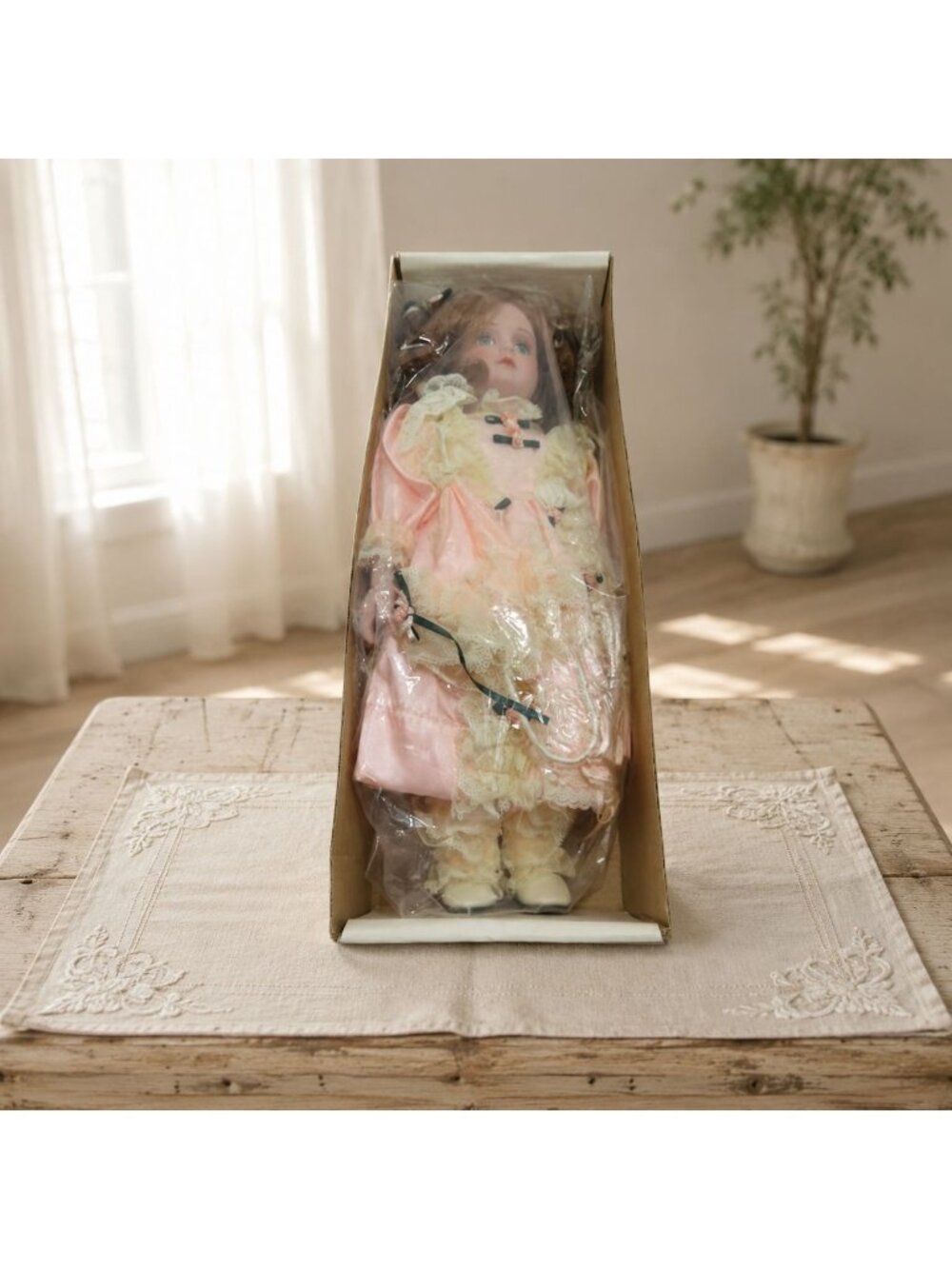 LA Collection Artisan Gisselle 14" Musical Porcelain Doll Limited Edition Boxed